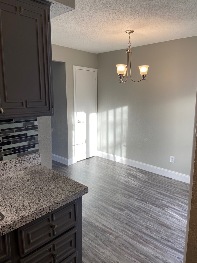 Breakfast nook - Summer Creek Apartments