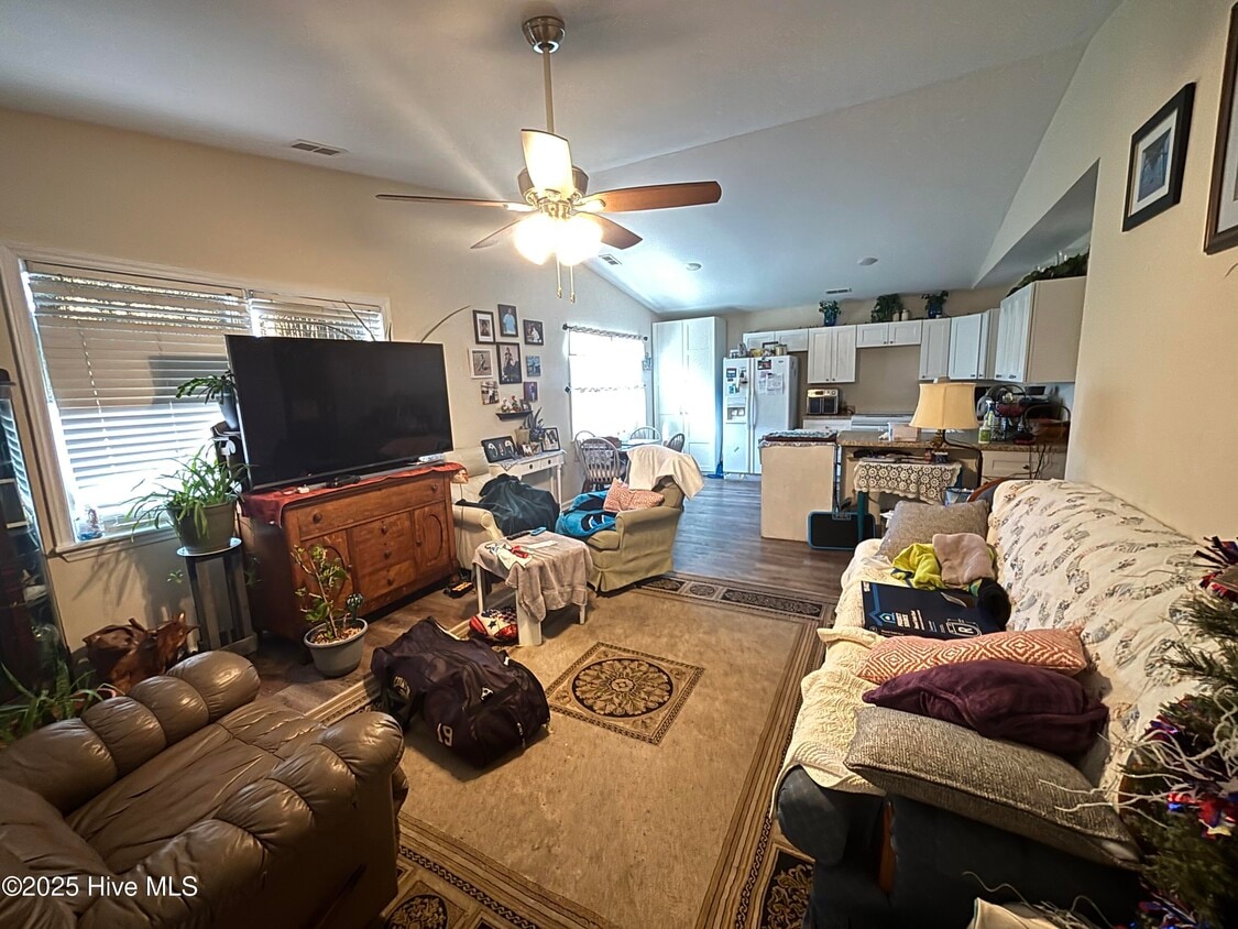 Building Photo - 203 W Landing Dr