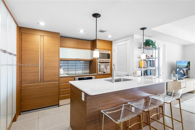 Building Photo - 5875 Collins Ave