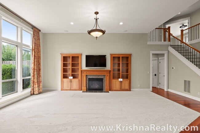 Building Photo - Gorgeous 6 Bedroom 3 Bath Corner Single Fa...