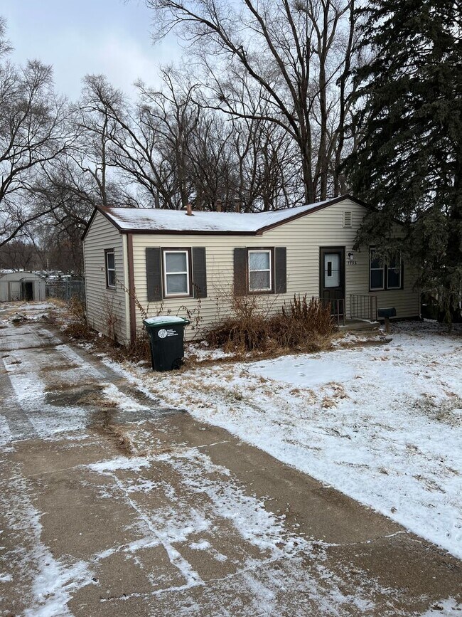 Building Photo - Nice 3 bed 1 bath house. $1350