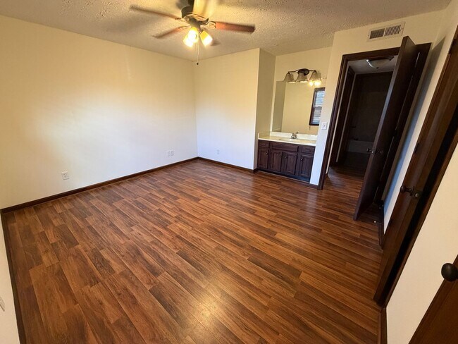 Foto del edificio - 2720 Debbie Dr