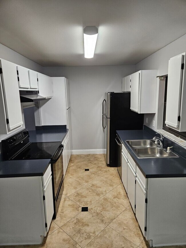 Building Photo - 2/1.5 Condo in East Orlando 6 miles from t...