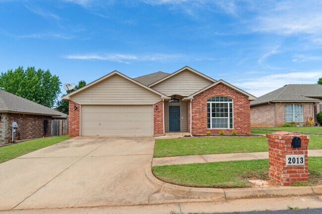 Foto del edificio - Spectacular 4 Bedroom 3 Bathroom Home in a Gated Community in Edmond Schools with Neighborhood Po...