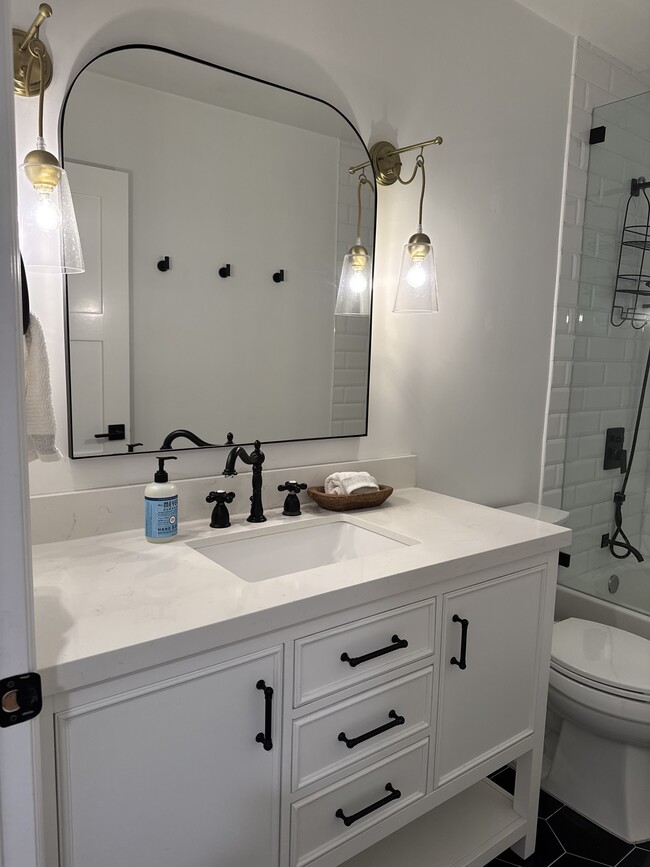(Guest) Bathroom for renter - 33821 Violet Lantern St