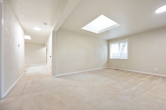 Foto del edificio - Spacious 5 bed/2 bath in SE Portland