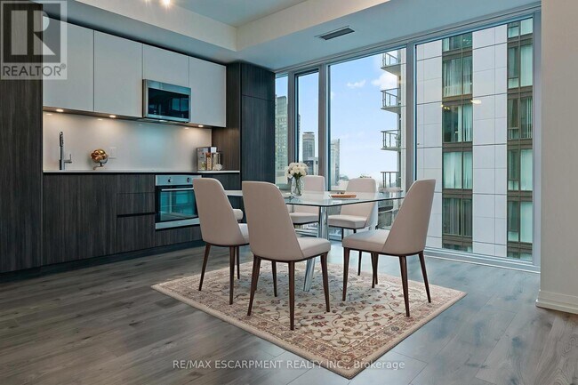 Building Photo - 28 Widmer St