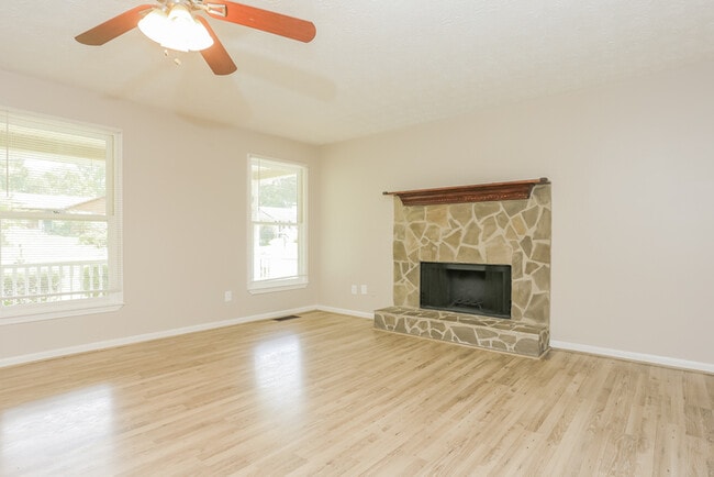 Building Photo - 525 Knollwood Dr
