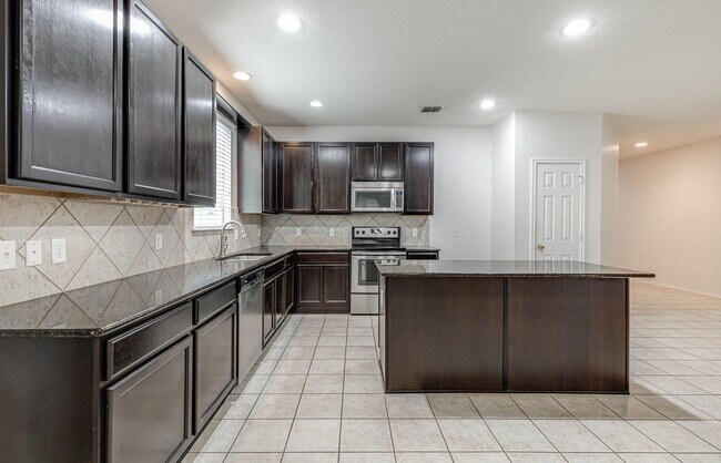 Foto del edificio - -bedroom, 2-bathroom home nestled in the heart of the sought-after TRAILS @ KENSINGTON RANCH subd...