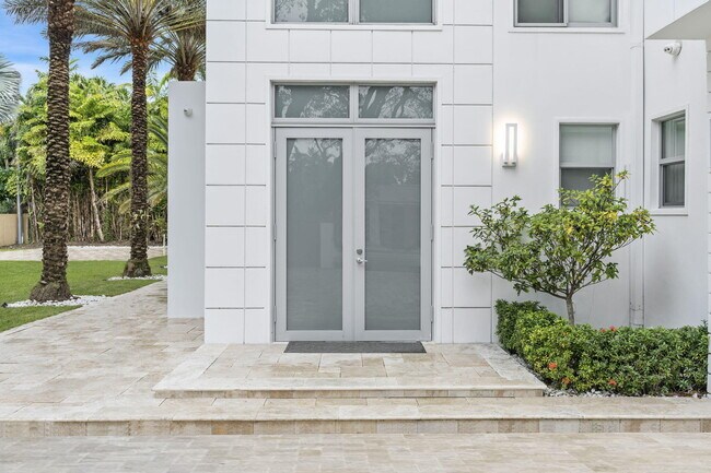 Building Photo - 3917 S Le Jeune Rd
