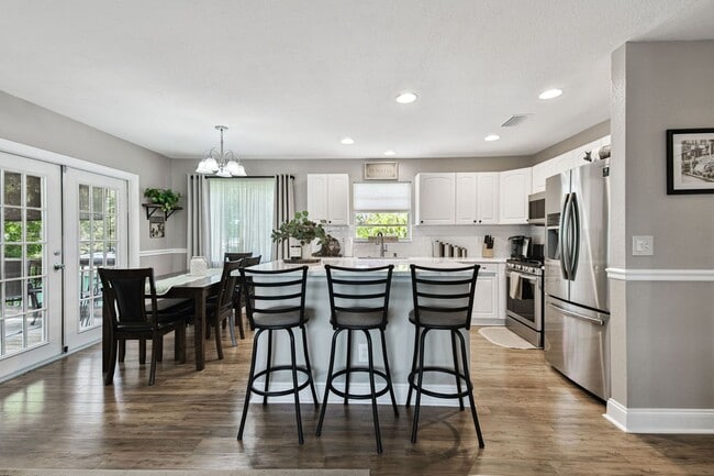 Foto del edificio - Elevated 3-Bed, 2-Bath, Corner-Lot Gem in the Heart of Palmetto