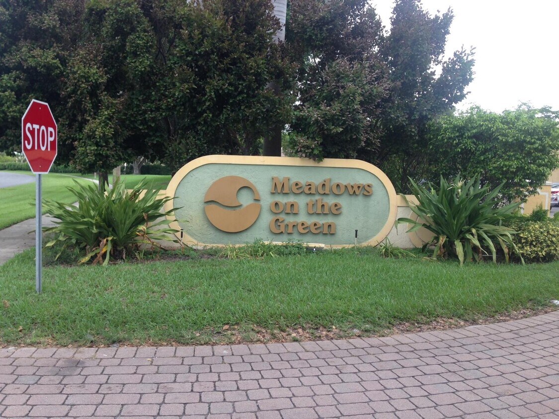 Foto del edificio - 1715 Meadows Cir W