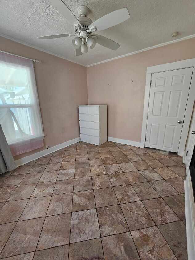 Foto del edificio - 1321 N Durant St