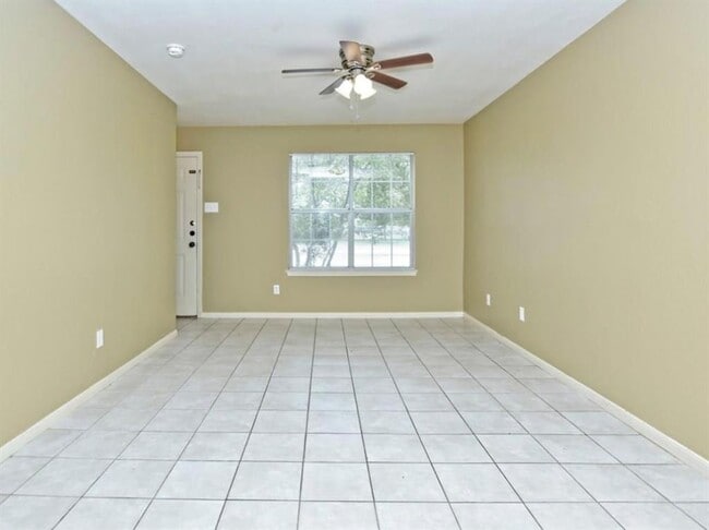 Building Photo - 554 E Cedar St