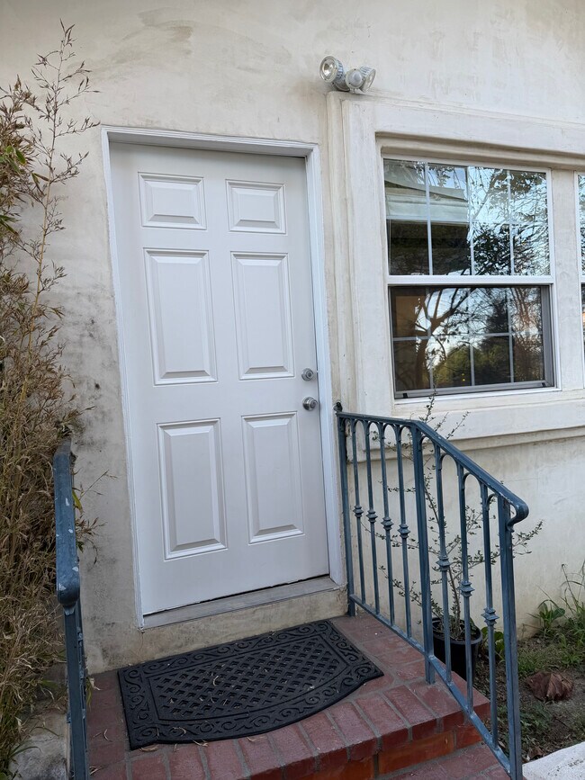 Foto del edificio - 12621 Victoria Ave