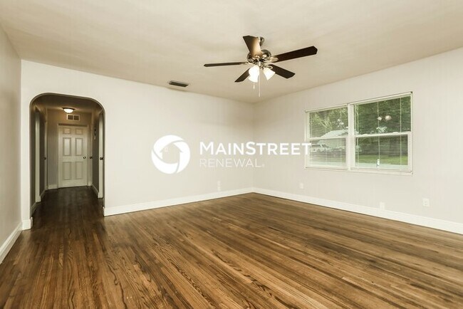 Foto del edificio - 4 Bedroom Pet-Friendly Home in Deland, FL with Main Street Renewal