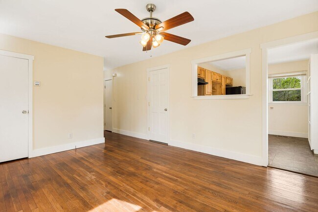 Foto del edificio - Sunny 2-Bedroom Home in Roosevelt Park | Fenced Yard + Basement