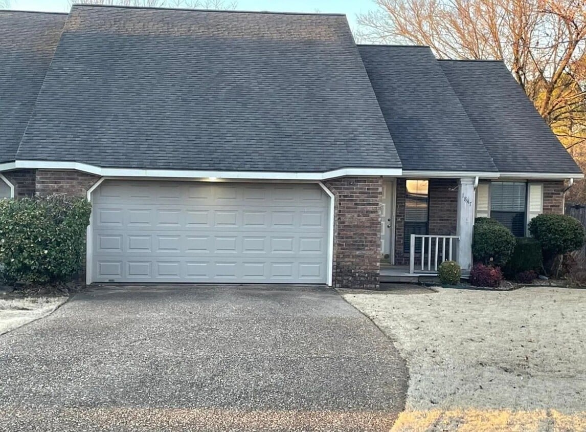 Foto principal - 3 Bedroom 2.5 bath home