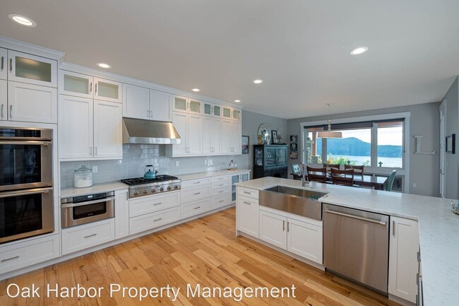 Building Photo - 5 br, 3.5 bath House - 4401 Marine Heights...