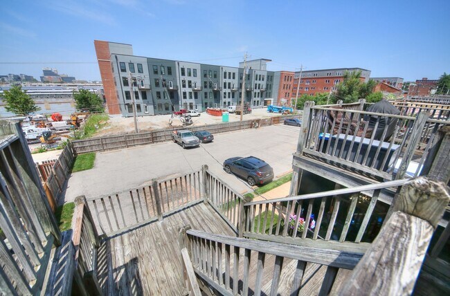 Building Photo - 2325 1/2 B Hickory St.