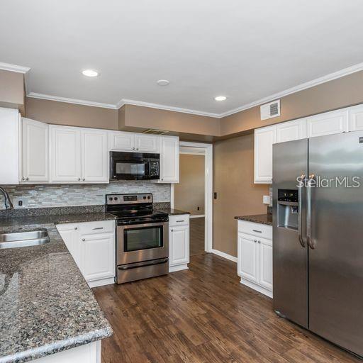 Building Photo - 2608 Oakwood Dr