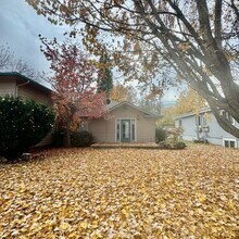 Building Photo - 522 W Summit Ave