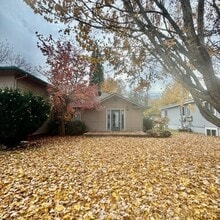 Building Photo - 522 W Summit Ave