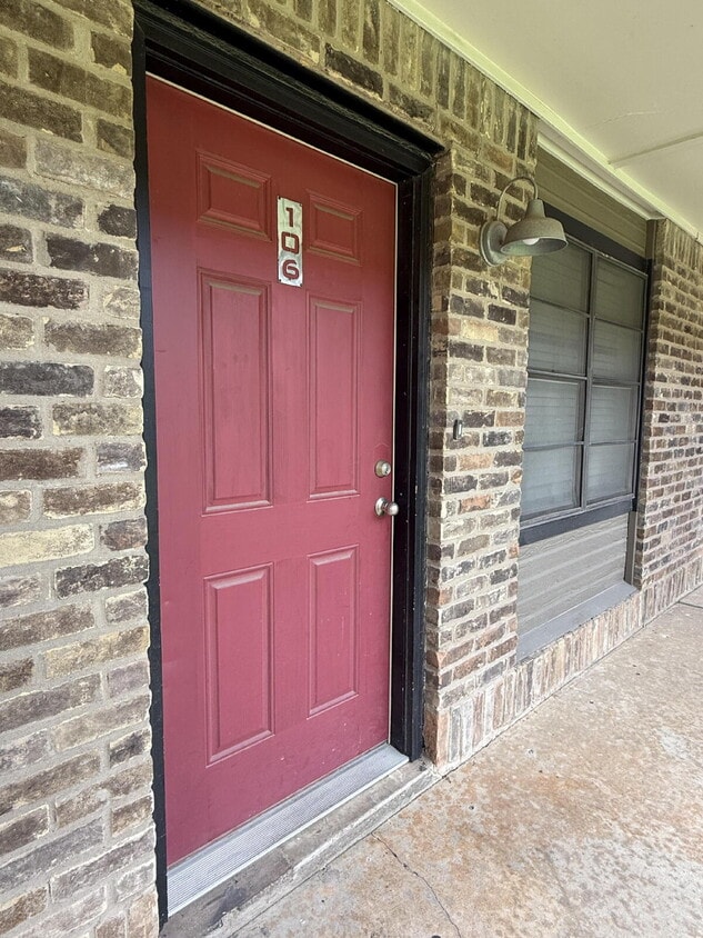 Building Photo - Spacious 2-Bed, 2.5-Bath Townhome in the B...