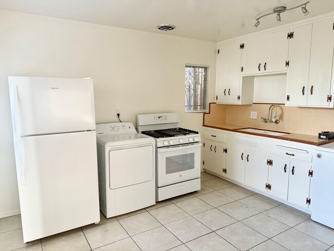 Building Photo - Charming Two Bed in North Park