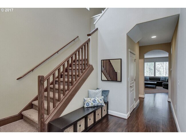 Foto del edificio - Bright and Open Floor Plan with Fireplace, Attached Garage & Vaulted Ceilings