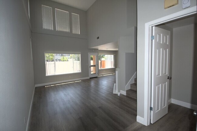 Foto del edificio - Milpitas 2 story Town House. 3 bedrooms, 2...