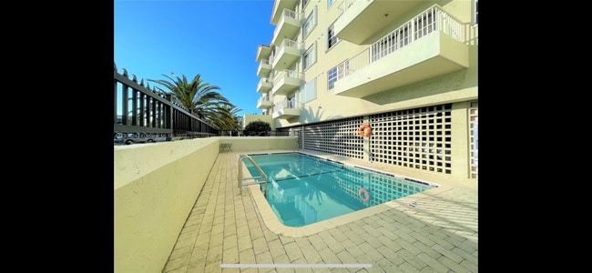 Building Photo - 2600 Collins Ave