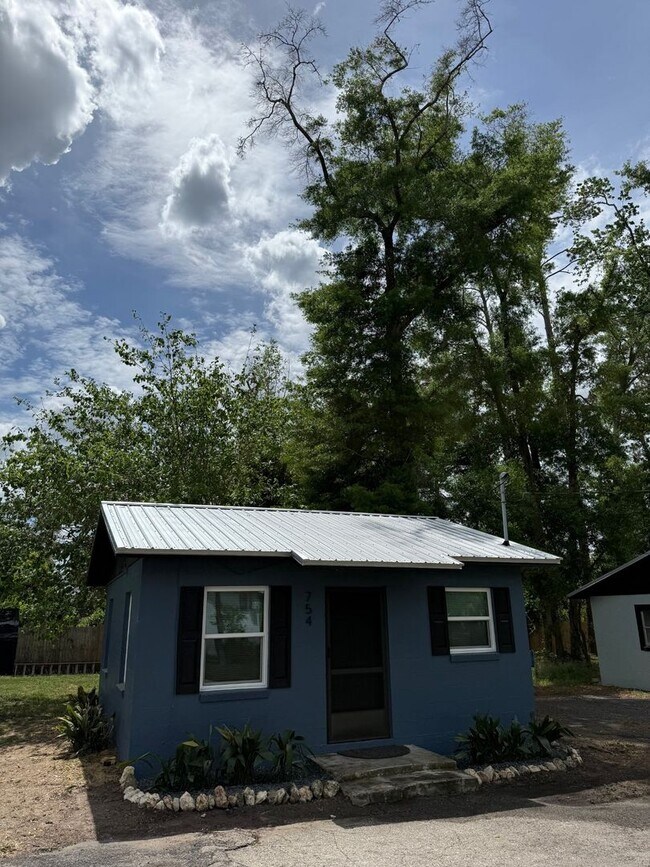Foto del edificio - Cozy bungalow with in-unit washer and dryer near colleges