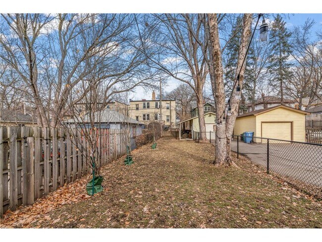 Building Photo - 2011 E Franklin Ave