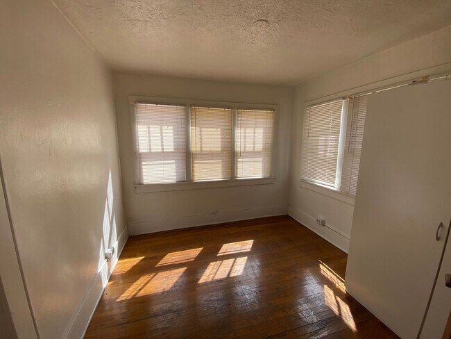 Building Photo - Spacious 3-Bedroom