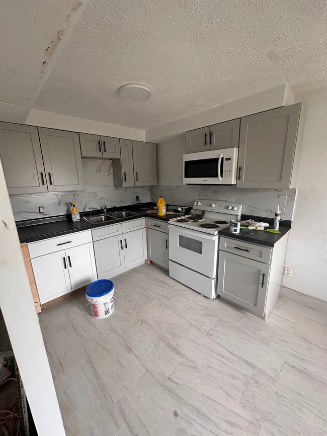 Building Photo - 3031 Reeves Ave
