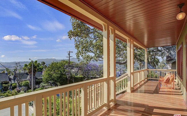 Foto del edificio - 1332 Edgecliffe Dr