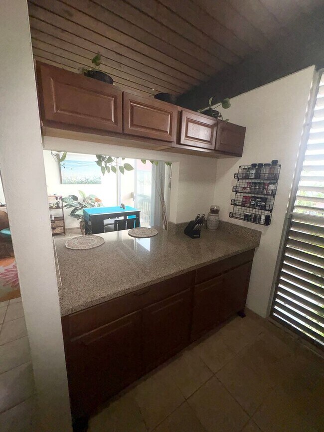 Building Photo - UNFURNISHED 1BD/1BA WITH AN OCEAN VIEW