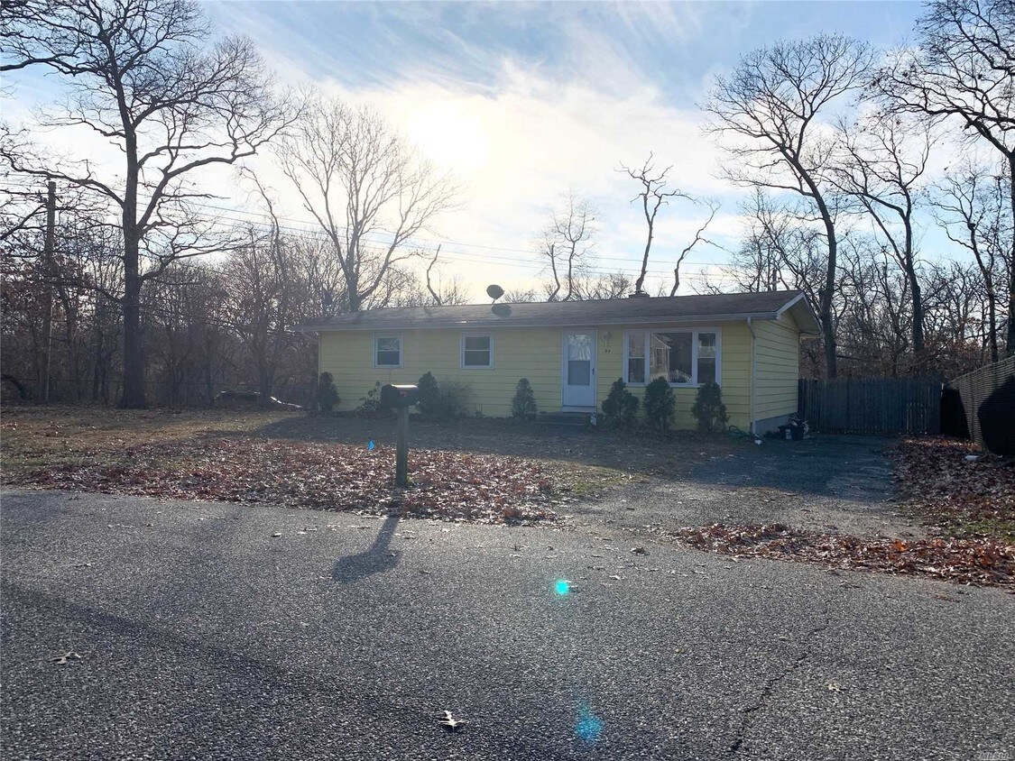 94 Carlton Ave, Mastic, NY 11950 House for Rent in Mastic, NY