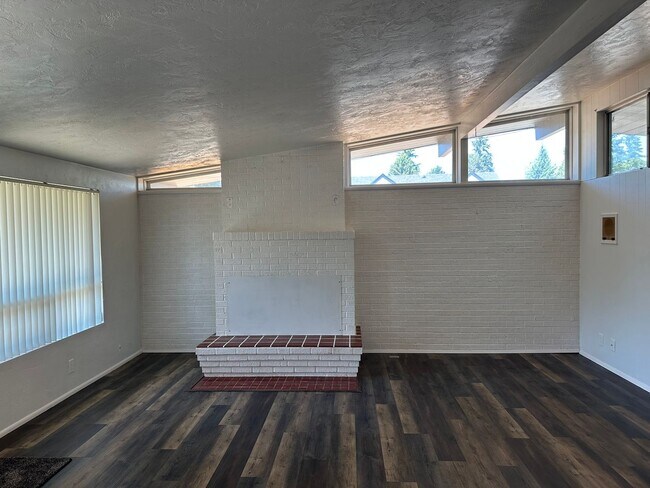 Building Photo - Updated 3 bedroom 1 bath house in Eugene
