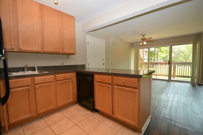 Foto del edificio - 5880 Forest View Rd