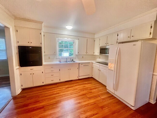 Foto del edificio - 4 BR, 1 car garage, Very desirable Pine Valley Community and Schools! Fenced yard! Hard wood floo...