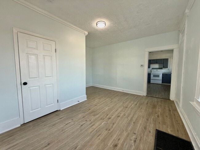 Building Photo - 5912 Elmwood Ave