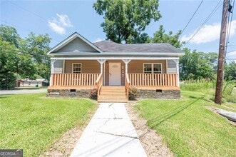 Building Photo - 823 Cooper Dr NE