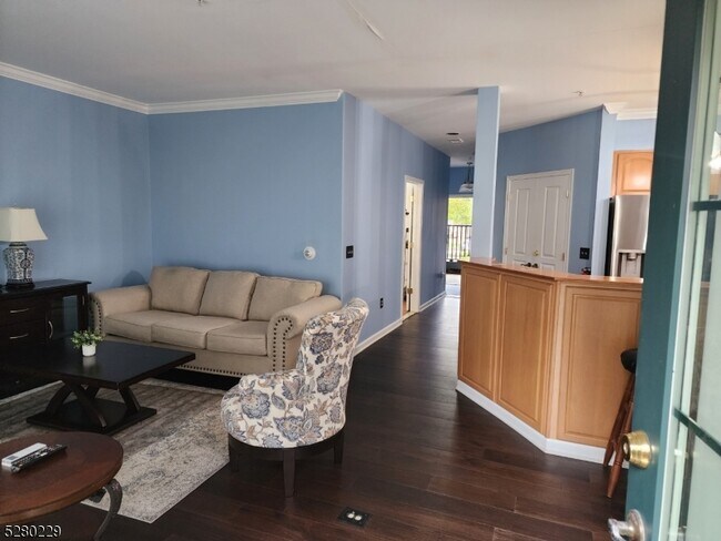 Building Photo - 1-13 Maple Cres