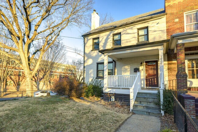 Foto del edificio - Modern End-Unit Townhome with Garage + Outdoor Space in SE DC