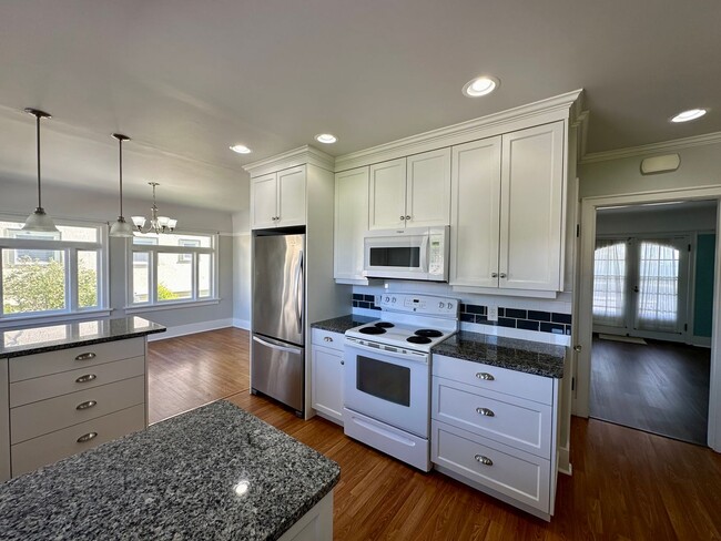 Building Photo - Ready Now! 2914 Cornwall Ave.