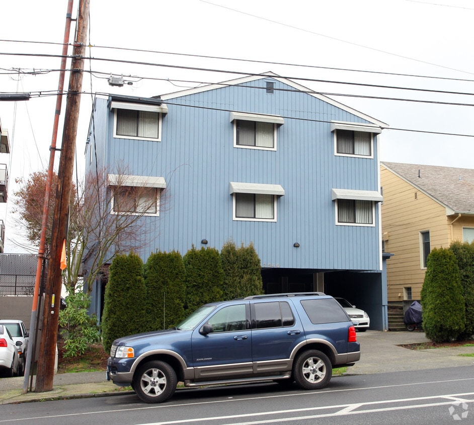 Building Photo - 2546 Dexter Ave N