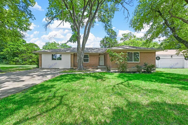 Primary Photo - 1540 E Springcrest Cir