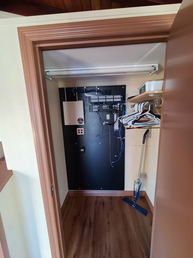 Coat closet, full network, cat6e, cable and security - 700 NW Hill St
